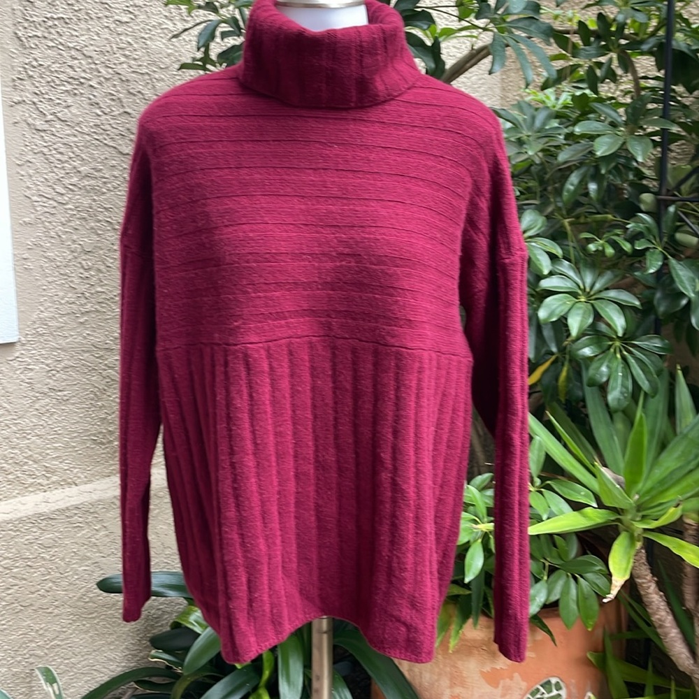 Burgundy Saks Fifth Avenue cashmere knitted sweater